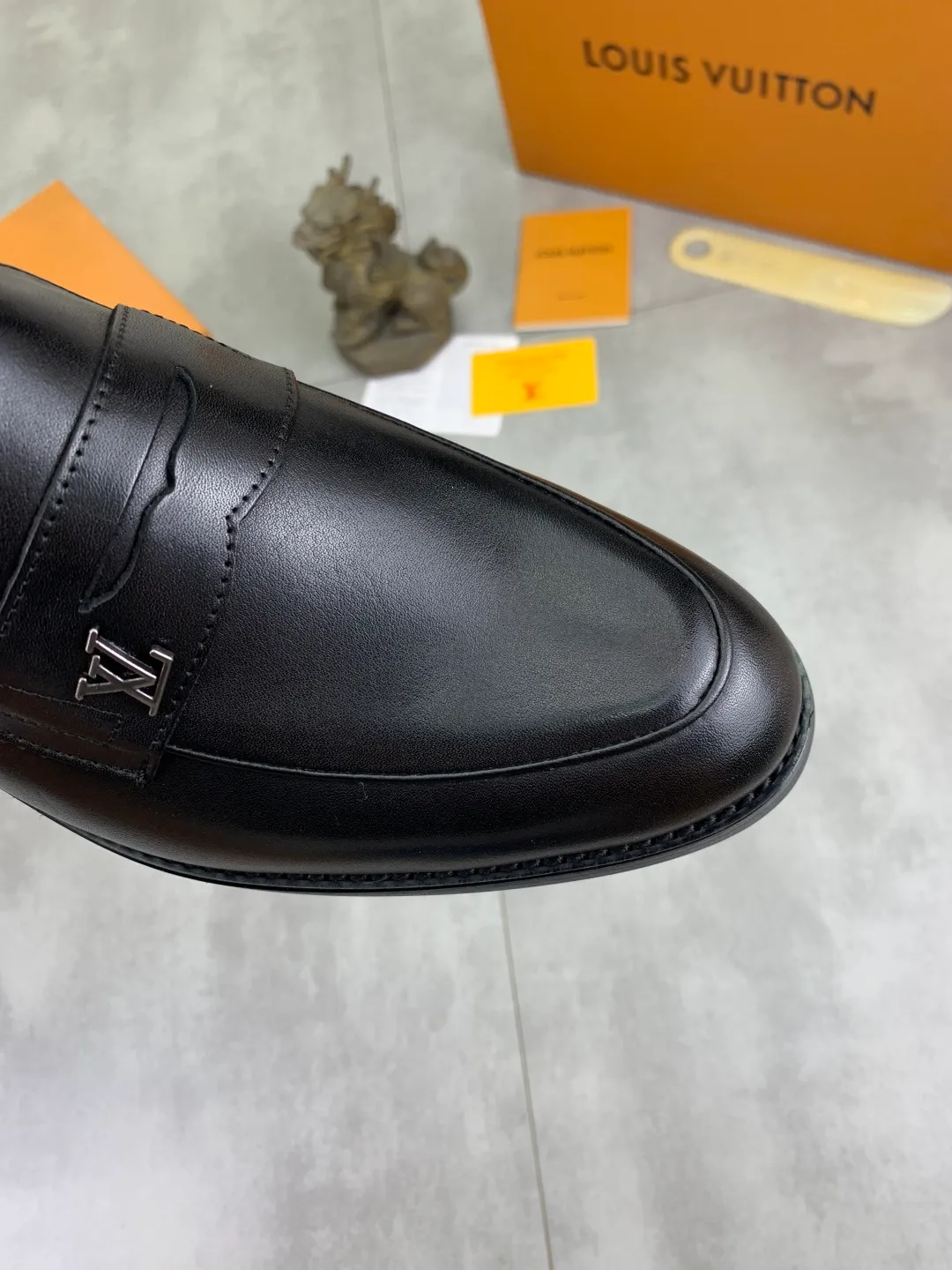 Men's Men's Shoes 💰P420 [New Style] 💰Yangli💎💎💎[Louis Vuitton] LV high-end men's formal business leather shoes, original order 1:1! Original imported calfskin, original metal buckle, imported sheepskin lining for feet, original outsole, men's shoe size: 39-45 (38.46 customized) black optional